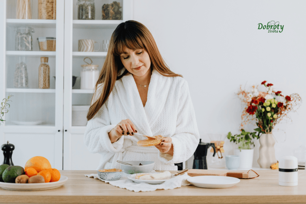 Žena po čtyřicítce připravující snídani bohatou na vlákninu v klidném domácím prostředí