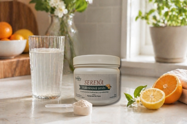 Vlákninová směs Serena s pomerančem a yuzu připravená se sklenicí vody jako jednoduchý denní rituál.