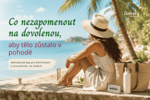 Žena na dovolené u moře s textem Co nezapomenout na dovolenou, aby tělo zůstalo v pohodě