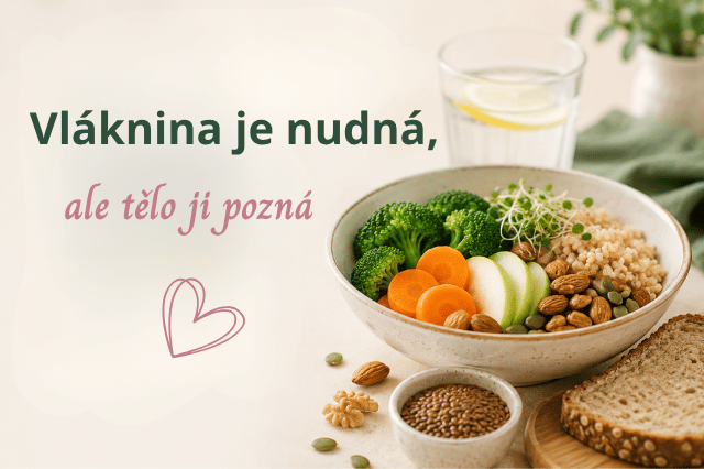 Miska se zeleninou, semínky, ořechy a celozrnným pečivem s textem Vláknina je nudná, ale tělo ji pozná